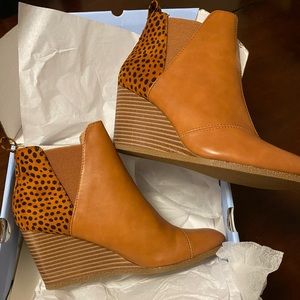 Juliet Holy women’s wedge booties, ankle boots round toe dress wedges. Size 8